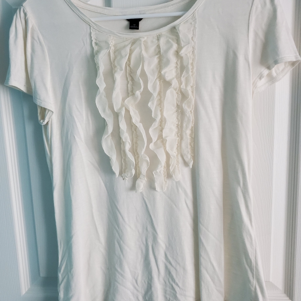 White t shirt with frizel in the middle